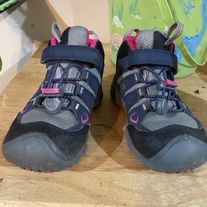 Keen kids hiking shoes